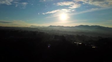 İHA uçuşu, gün batımı panoramik manzara kamyoneti dağ bulutları arasında panoramik