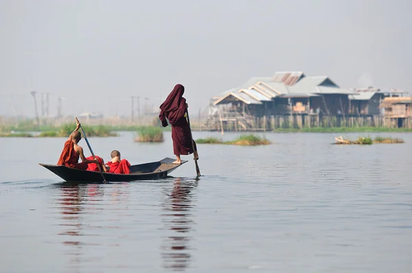 Keşişler Inle Gölü burma üzerinde