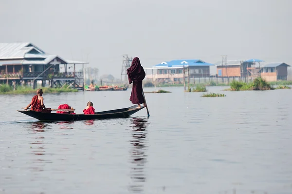 茵莱湖缅甸的僧侣 — 图库照片