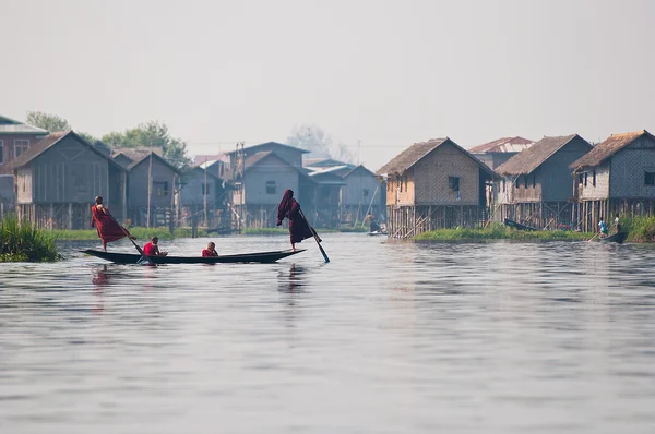 Keşişler Inle Gölü burma üzerinde