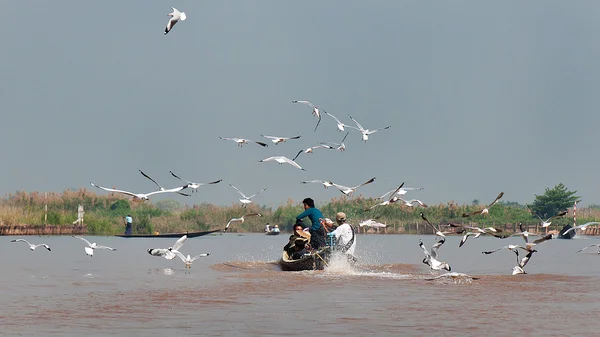 Łódź z turystów na inle lake Myanmaru Birmy — Zdjęcie stockowe