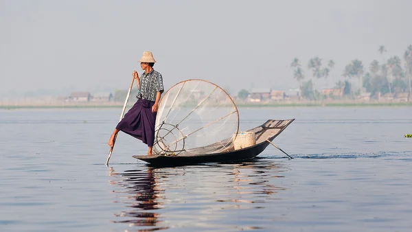 Pêcheur sur le lac Inle Myanmar Birmanie — Photo