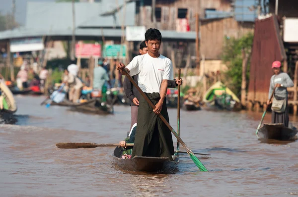 Iwama de drijvende markt op Inlemeer, myanmar — Stockfoto