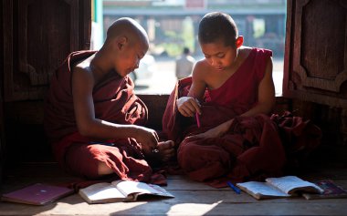 Keşişler Manastırı myanmar içinde öğrenme