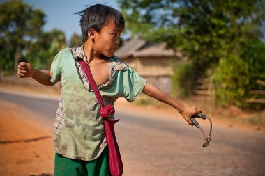 myanmar'ın genç çocuktan sling kullanır