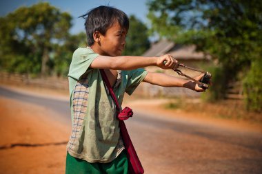 myanmar'ın genç çocuktan sling kullanır