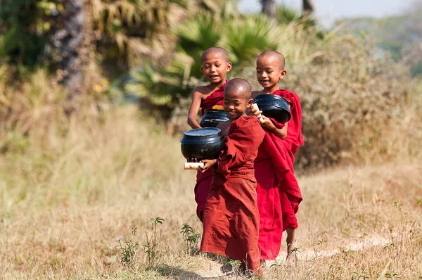 Young monks going to monastery — Stock Photo, Image