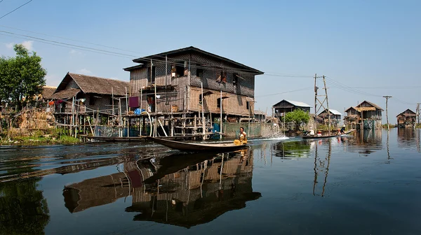 Case galleggianti sul lago Inle Myanmar — Foto Stock