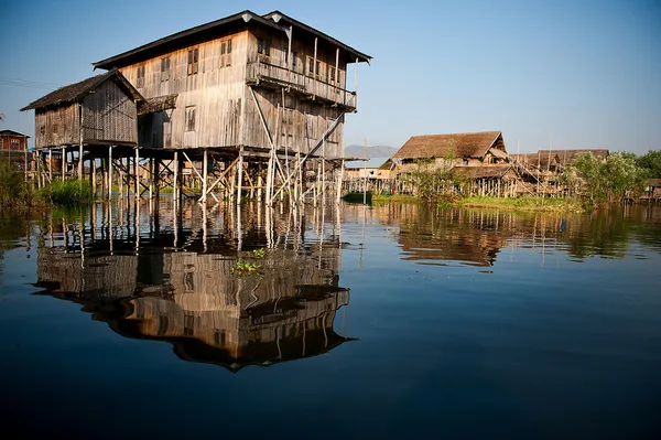 Inle Gölü myanmar üzerinde yüzen evler — Stok fotoğraf