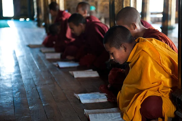 I monaci che imparano nel monastero Myanmar — Foto Stock
