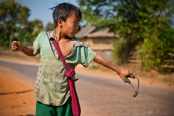 myanmar'ın genç çocuktan sling kullanır