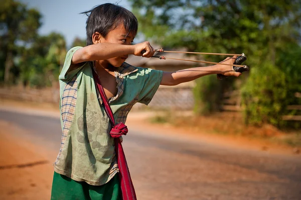 Fiatal fiú Mianmarból használ sling — Stock Fotó