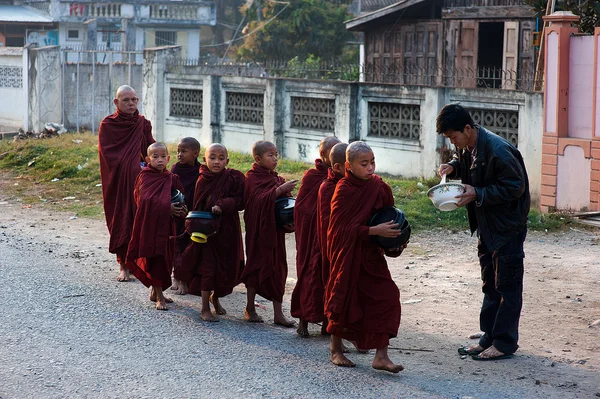 keşiş sadaka hsipaw myanmar için gidiş