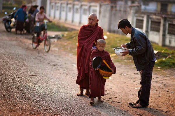 Monks going for charity Hsipaw Myanmar — Stock Photo, Image