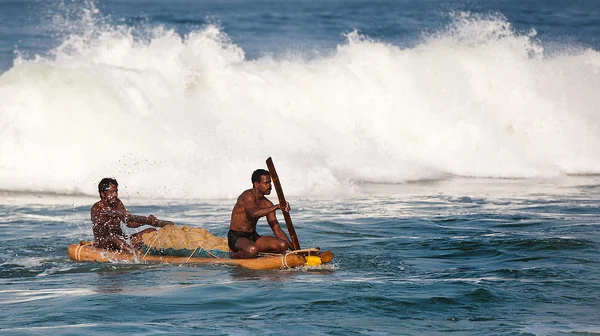 Pêcheurs indiens revenant de la mer — Photo