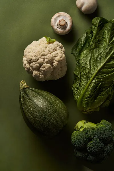 Säsongsgrönsaker - zucchini, blomkål, broccoli, grönsallad och svamp. — Stockfoto