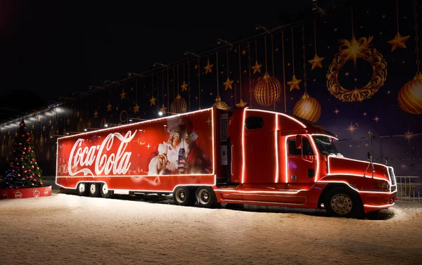 Saint Petersburg, Rusya - Ocak 2022: Gece Sokağında Güzel Noel Coca Cola kamyonu
