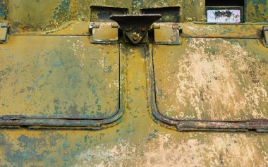 Eski ve paslı askeri aracın fotoğrafı zırhlı yüzey kapakları..