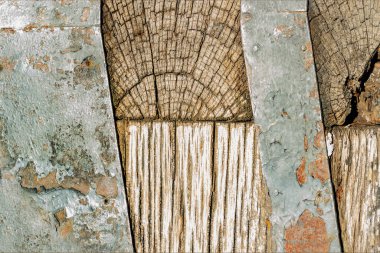 Paslı metal kalaslarla bağlanmış ahşap kütüklerin doku yüzey fotoğrafı.