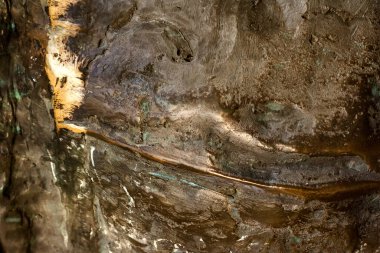 Katlı bakır veya bronz heykel malzemesinin yakın çekim fotoğraf dokusu.