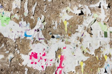 Yırtık kağıt yüzeyli grunge beton duvarın foto dokusu.