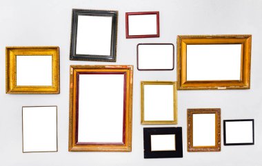 Gri duvarda asılı çeşitli boş çerçevelerin izole edilmiş fotoğrafı.