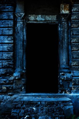 Mavi tonlu, eski ve çatlak bina girişinin fotoğrafı..