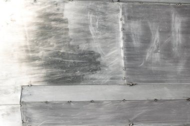 Paslanmaz çelik zırhlı, çizik yüzey levhalarının resmi..