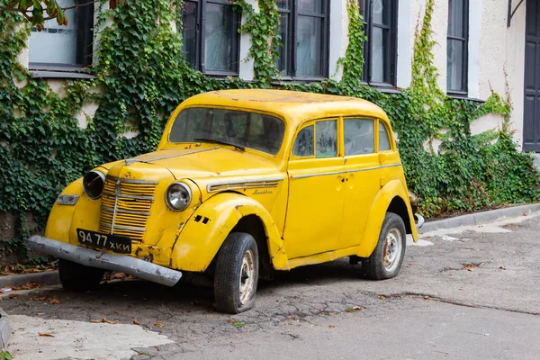 Odessa Ucrania Septiembre 2021 Coche Moskvich Color Amarillo Retro Estacionado — Foto de Stock