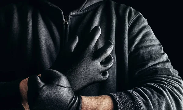 Zdjęcie Nieznajomego Prześladowcy Czarnym Kapturze Ubraniu Zakładającego Rękawiczki Ciemne Tło — Zdjęcie stockowe