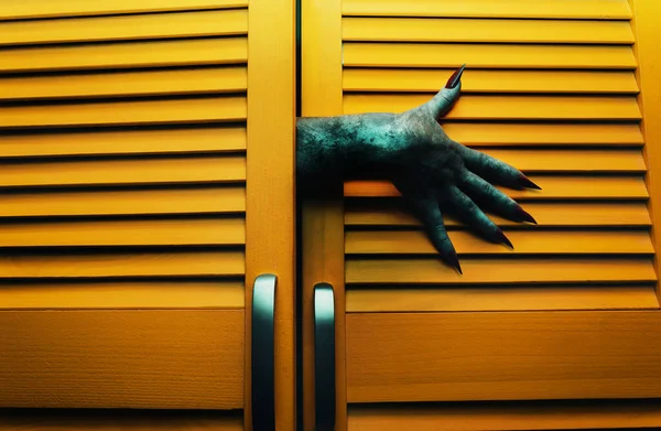 Ужасно Синие Тонированные Двери Шкафа Страшными Руками Монстра Призрака — стоковое фото