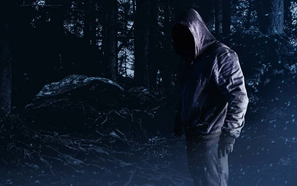 森の中の黒いフードと服の恐ろしいホラー見知らぬストーカーの男の写真 — ストック写真