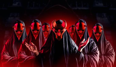 Vaizi olan korkunç korku tarikatları siyah kapüşonlu metal maskeli ve kırmızı parıltılı siyah maskeli..