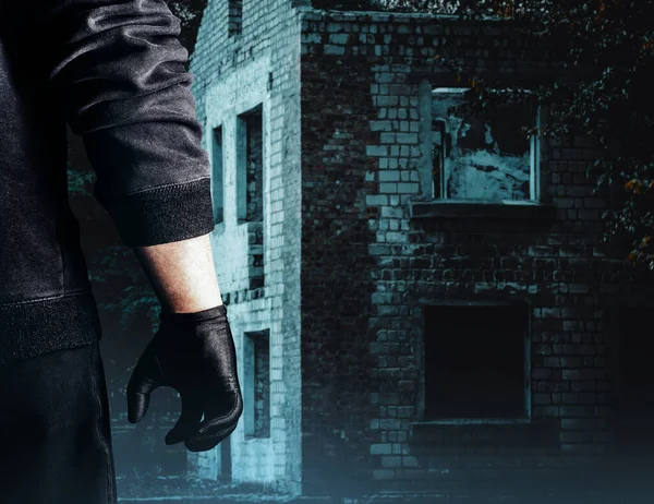 Photo Dangerous Criminal Stalker Man Black Outfit Gloves Standing Abandoned — Stock Photo, Image