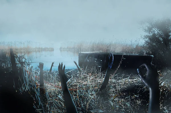 Фото Ужасов Страшных Привидений Туманного Берега Реки Лодкой Руками Призраками — стоковое фото