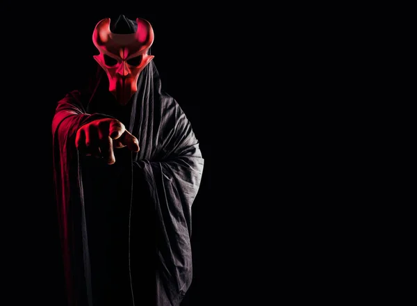 Skrämmande Skräck Ockult Sekteristisk Präst Svart Huva Och Metall Mask — Stockfoto