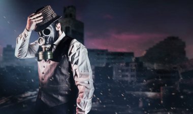 Resmi kıyafetli, gaz maskeli, yıkık dökük şehir nükleer savaş çorak arazisine şapka takan kıyamet sonrası erkek vatandaşının fotoğrafı..