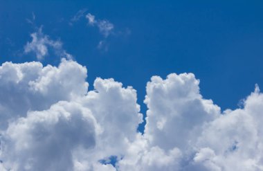 Beyaz pofuduk bulutların gün ışığında mavi gökyüzünün fotoğrafı.