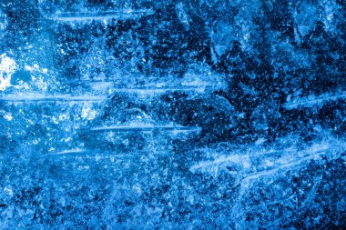 Mavi tonlu donmuş derin çizik ve hasarlı buz yüzey dokusu fotoğrafı.
