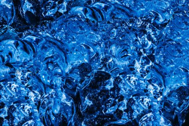 Canlı mavi tonlu donmuş suyun fotoğrafı dokuyu serpiyor.