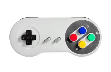 Beyaz arkaplanda klasik gri renkli 8 bit oyun konsolu denetleyicisinin izole edilmiş fotoğrafı.