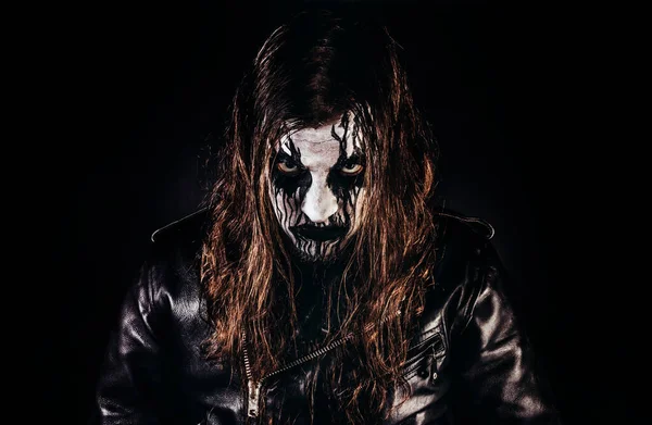 Portrét Fotografie Black Metal Metalhead Muž Dlouhými Hnědými Vlasy Malovanou — Stock fotografie