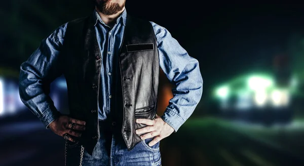 Foto Von Mann Jeans Hemd Und Biker Lederweste Steht Auf — Stockfoto