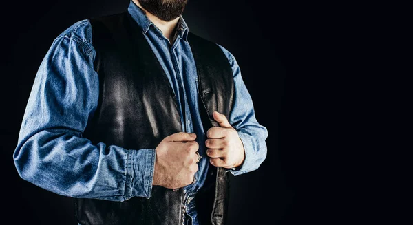 Zdjęcie Mężczyzny Jeansowej Koszuli Skórzanej Kamizelce Rowerowej Stojącego Czarnym Tle — Zdjęcie stockowe