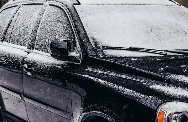 Zdjęcie Czarny Kolorowy Samochód Zaparkowany Pokryte Śniegiem — Zdjęcie stockowe