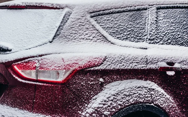 Zdjęcie Czerwonych Drzwi Samochodowych Okien Tylnych Świateł Pokrytych Śniegiem — Zdjęcie stockowe