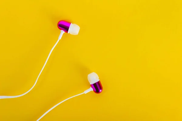 Photo Purple Colored Wired Earphones Yellow Backdrop — Stock Photo, Image