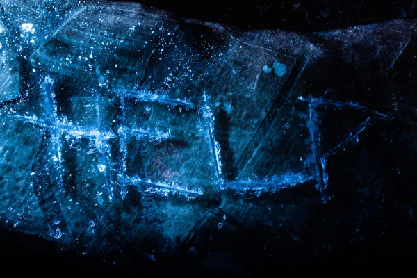 Foto Des Hilfewortes Zerkratzt Auf Rissiger Eisfläche Auf Dunklem Hintergrund — Stockfoto