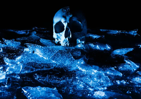 Gruseliges Foto Von Menschlichem Schädel Der Auf Rissigem Eisboden Liegt — Stockfoto