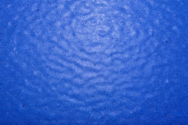 Foto Van Blauw Getinte Bevroren Sneeuw Bedekt Met Ijs Oppervlak — Stockfoto